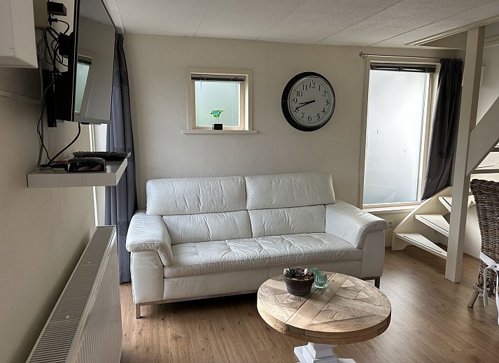 Gemuetlicher Innenbereich des NH539 Ferienhauses in Spanbroek, Nordholland mit Treppe und Essbereich