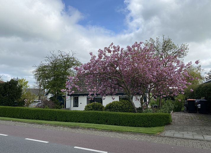 Gemuetlicher Innenbereich des NH539 Ferienhauses in Spanbroek, Nordholland mit Treppe und Essbereich