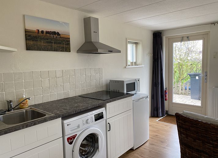 Gemuetlicher Innenbereich des NH539 Ferienhauses in Spanbroek, Nordholland mit Treppe und Essbereich