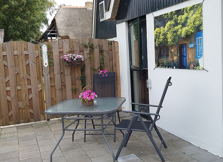 Schlafzimmer des NH539 Ferienhauses in Spanbroek, Nordholland mit Blick auf die Natur