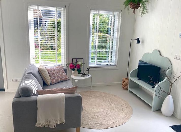 Vacation home in Driehuizen with charming porch, North Holland vacation home with sitting area and green surroundings.