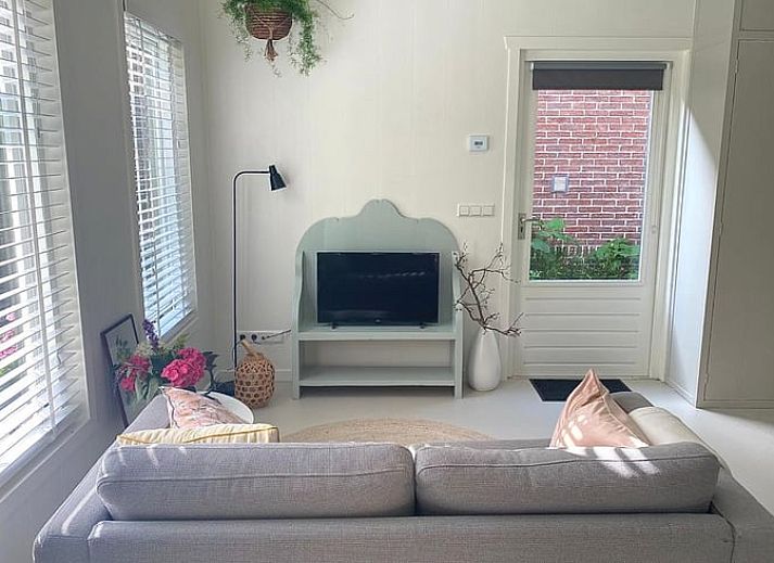 Vacation home in Driehuizen with charming porch, North Holland vacation home with sitting area and green surroundings.