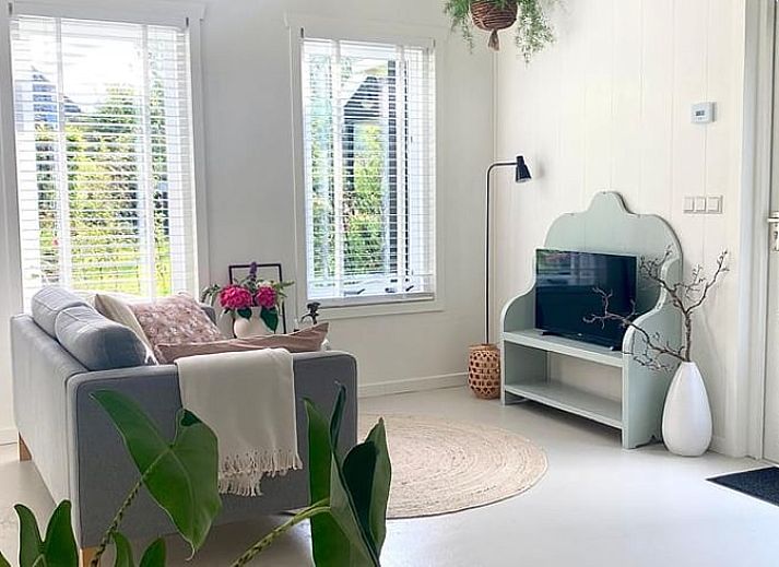 Gateway to Holiday Home in Driehuizen, surrounded by lush nature in North Holland.