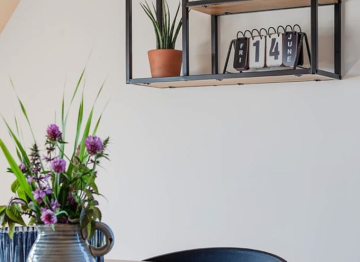 Vakantiehuisje in Markenbinnen, een charmant verblijf in Noord-Holland met moderne architectuur en groene omgeving.