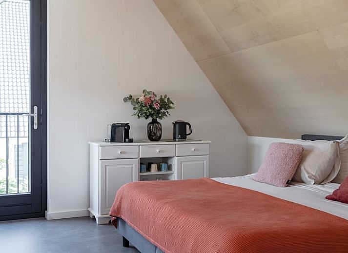 Vakantiehuisje in Markenbinnen, een charmant verblijf in Noord-Holland met moderne architectuur en groene omgeving.