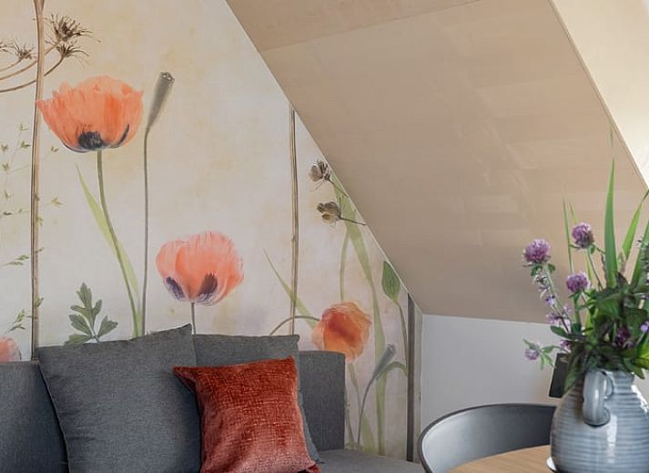 Stijlvolle binnenruimte van Vakantiehuisje in Markenbinnen, Noord-Holland, met decoratieve elementen en planten.