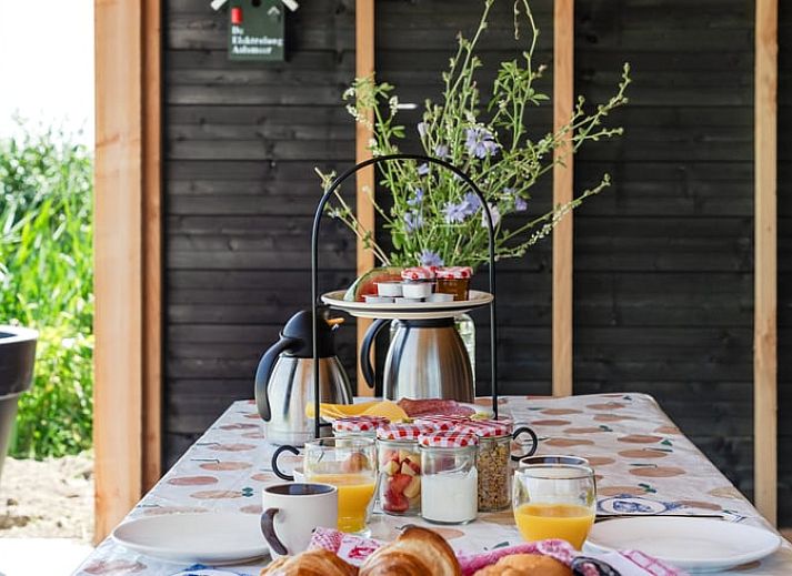 Moderne keuken in Vakantiehuisje in Markenbinnen, Noord-Holland, compleet met kookfaciliteiten en gezellige inrichting.