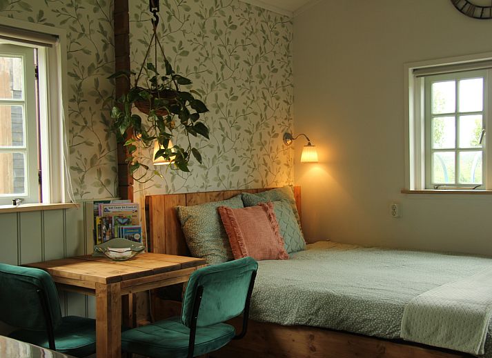 Stijlvolle binnenruimte van NH550 vakantiehuis in Heerhugowaard, Noord-Holland met decoratieve spiegel.