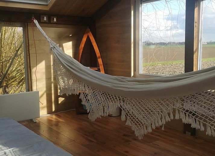 Gemuetliche Sitzecke auf der Terrasse des Cottage in West Beemster, Ferienhaus in Nordholland, mit Blick auf die Landschaft.