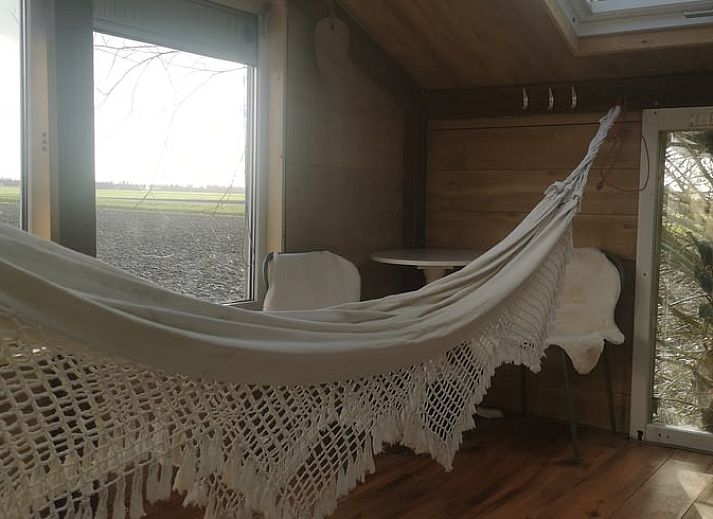 Gemuetliche Sitzecke auf der Terrasse des Cottage in West Beemster, Ferienhaus in Nordholland, mit Blick auf die Landschaft.