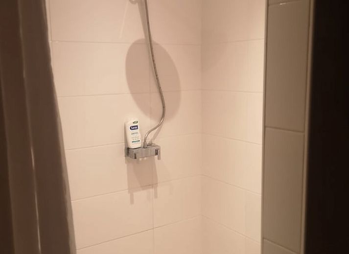 Gemuetliche Sitzecke auf der Terrasse des Cottage in West Beemster, Ferienhaus in Nordholland, mit Blick auf die Landschaft.