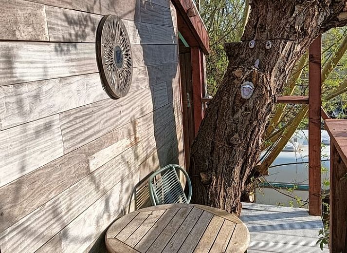 Holzbar mit Blick auf die Landschaft im Cottage in West Beemster, Ferienhaus in Nordholland.