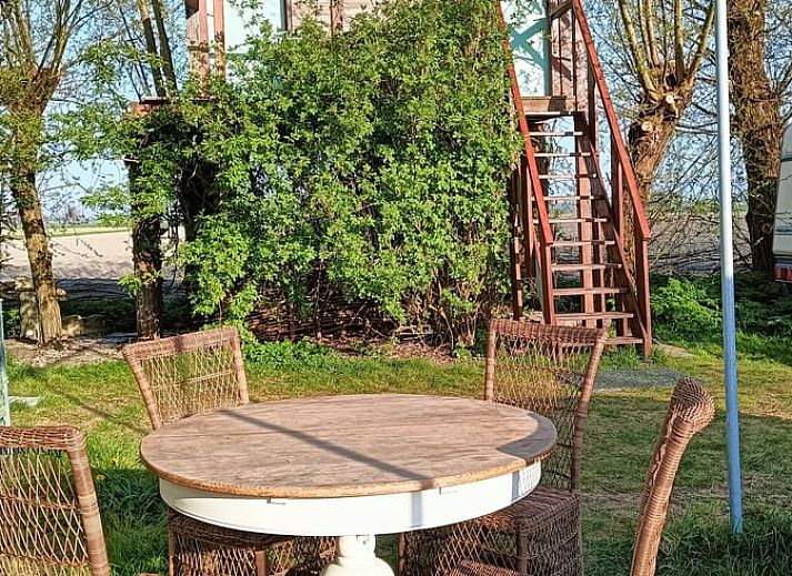 Holzbar mit Blick auf die Landschaft im Cottage in West Beemster, Ferienhaus in Nordholland.