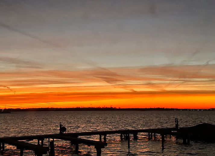Geniessen Sie den Sonnenuntergang im Ferienhaus in Loosdrecht, Nordholland, mit Blick auf das Wasser von der Veranda aus.