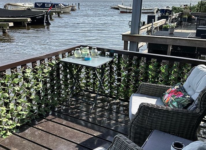 Geniessen Sie den Sonnenuntergang im Ferienhaus in Loosdrecht, Nordholland, mit Blick auf das Wasser von der Veranda aus.