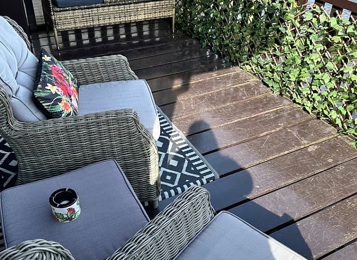 Terrasse des Ferienhauses in Loosdrecht, Nordholland, mit Blick auf die Loosdrechter Seen und bequemen Stuehlen.