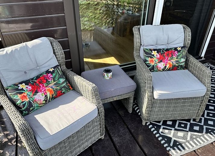 Terrasse des Ferienhauses in Loosdrecht, Nordholland, mit Blick auf die Loosdrechter Seen und bequemen Stuehlen.