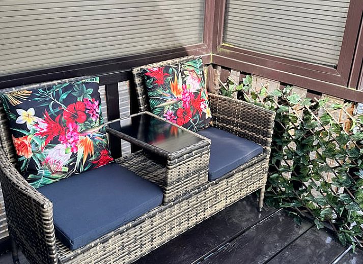 Terrasse des Ferienhauses in Loosdrecht, Nordholland, mit Blick auf die Loosdrechter Seen und bequemen Stuehlen.