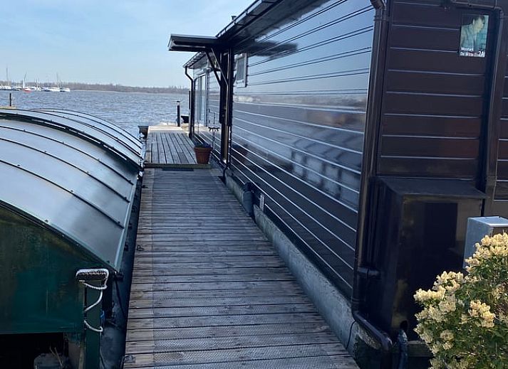 Atemberaubender Sonnenuntergang im Ferienhaus in Loosdrecht, Nordholland, mit Blick auf die ruhigen Gewaesser.