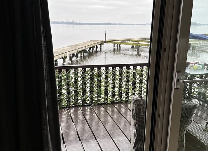 Atemberaubender Sonnenuntergang im Ferienhaus in Loosdrecht, Nordholland, mit Blick auf die ruhigen Gewaesser.