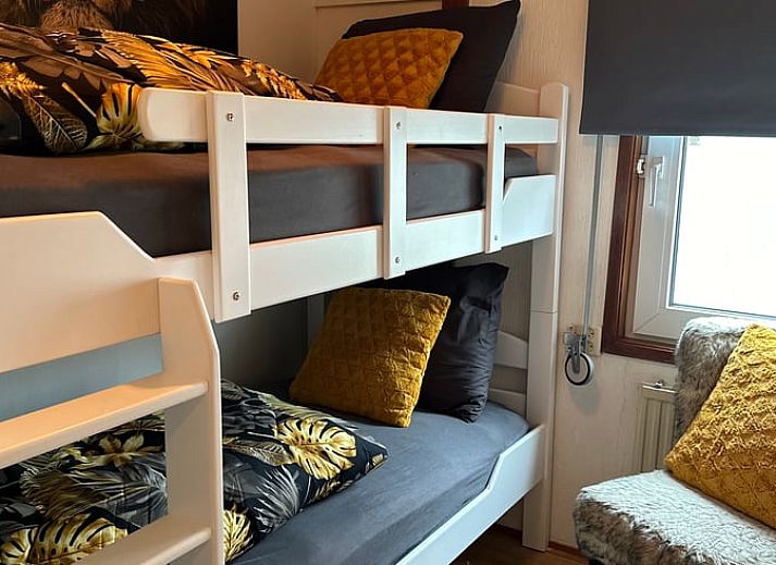 Atemberaubender Sonnenuntergang im Ferienhaus in Loosdrecht, Nordholland, mit Blick auf die ruhigen Gewaesser.