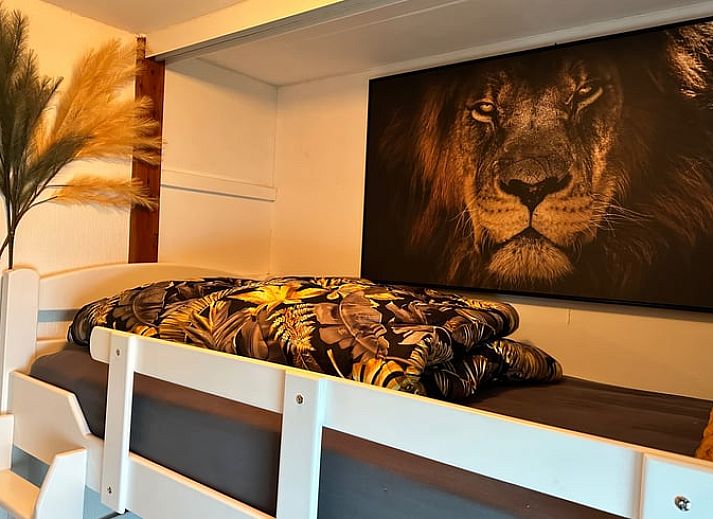 Atemberaubender Sonnenuntergang im Ferienhaus in Loosdrecht, Nordholland, mit Blick auf die ruhigen Gewaesser.