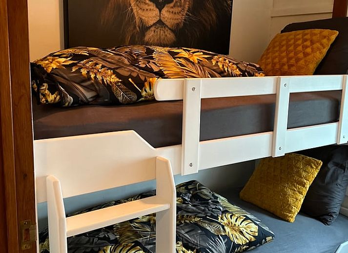 Nachtstimmung im Ferienhaus in Loosdrecht, Nordholland, mit Blick auf beleuchtete Boote und den Horizont.