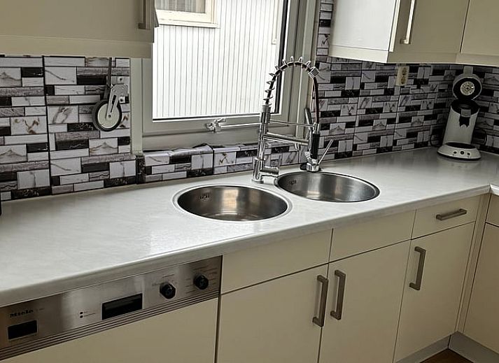 Nachtstimmung im Ferienhaus in Loosdrecht, Nordholland, mit Blick auf beleuchtete Boote und den Horizont.