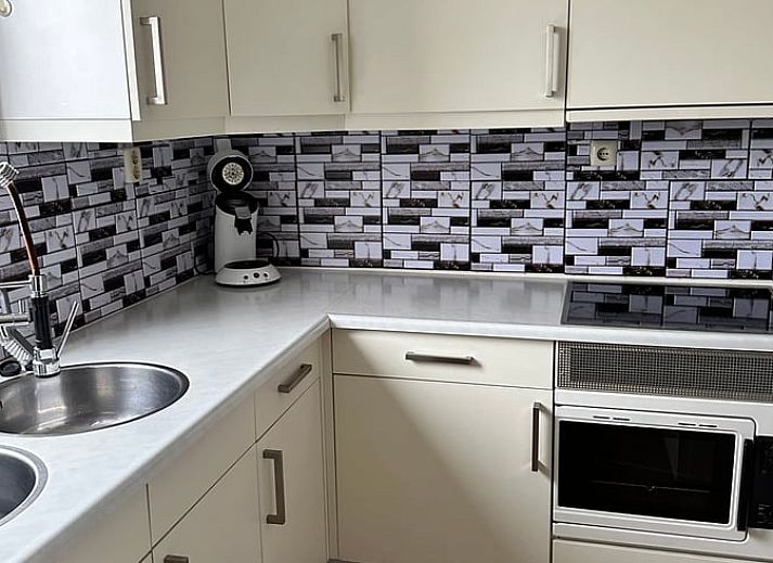 Nachtstimmung im Ferienhaus in Loosdrecht, Nordholland, mit Blick auf beleuchtete Boote und den Horizont.