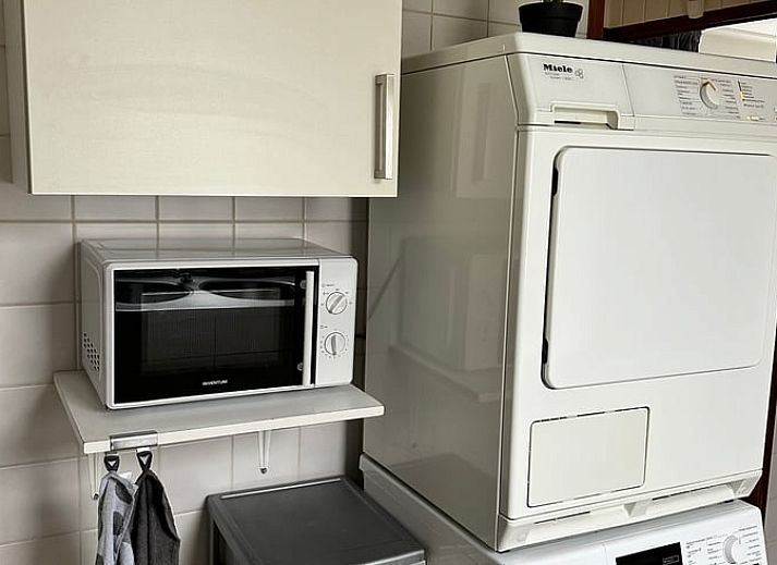 Nachtstimmung im Ferienhaus in Loosdrecht, Nordholland, mit Blick auf beleuchtete Boote und den Horizont.