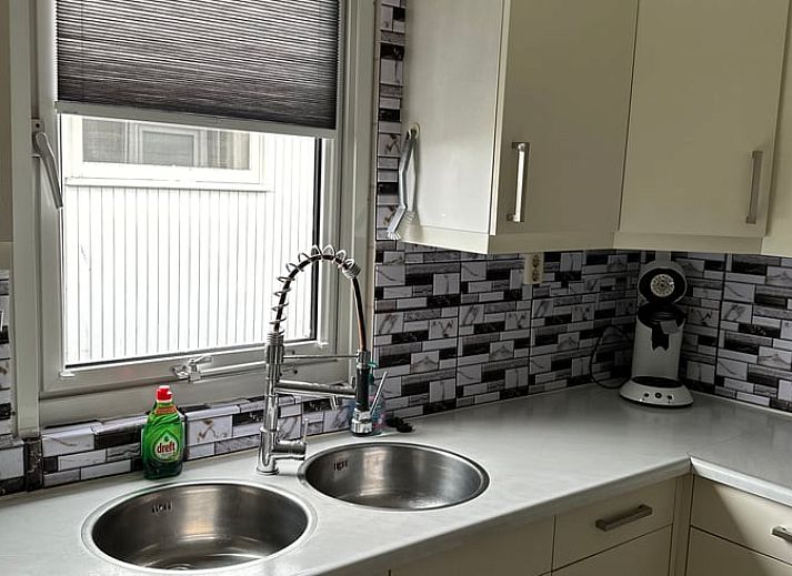 Nachtstimmung im Ferienhaus in Loosdrecht, Nordholland, mit Blick auf beleuchtete Boote und den Horizont.