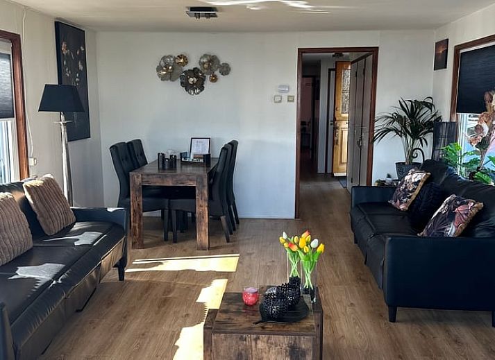 Bequeme Stuehle auf der Terrasse des Ferienhauses in Loosdrecht, Nordholland, mit Blick auf die Natur.