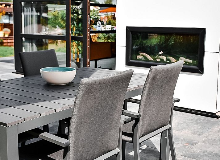 Stijlvolle eetruimte in Vakantiehuis Villa Nautica 6 persoons in Loosdrecht, met moderne keuken, Noord-Holland zuid.