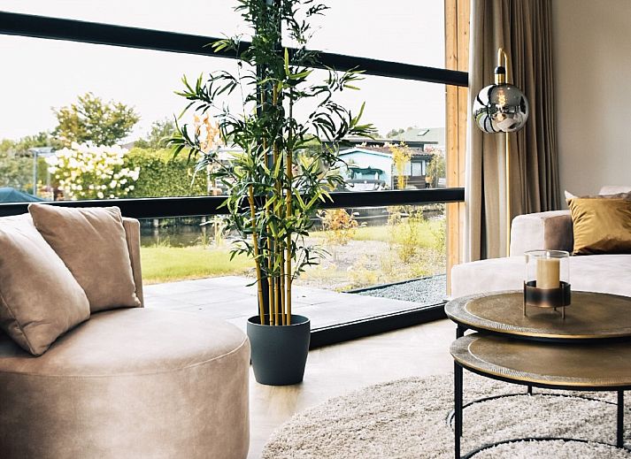 Gezellige slaapkamer in Vakantiehuis Villa Nautica 6 persoons in Loosdrecht, met kunst aan de muur, Noord-Holland zuid.