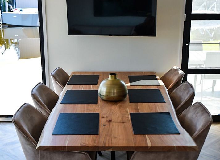 Gezellige slaapkamer in Vakantiehuis Villa Nautica 6 persoons in Loosdrecht, met kunst aan de muur, Noord-Holland zuid.