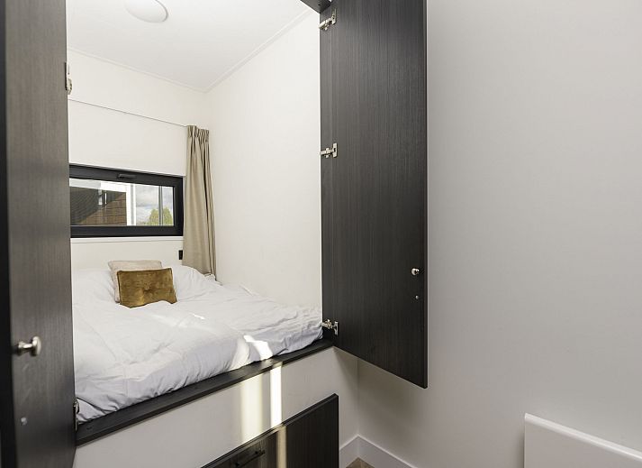 Terras met parasol bij Vakantiehuis Villa Nautica 6 persoons in Loosdrecht, omgeven door natuur, Noord-Holland zuid.