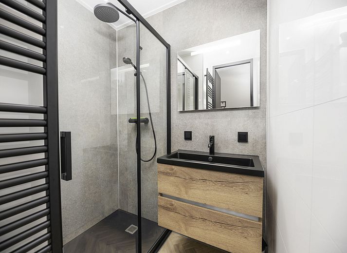 Terras met parasol bij Vakantiehuis Villa Nautica 6 persoons in Loosdrecht, omgeven door natuur, Noord-Holland zuid.