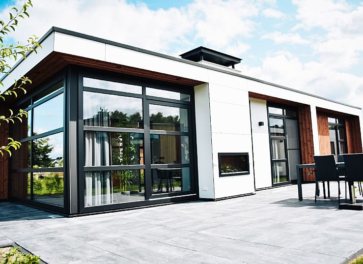 Terras met parasol bij Vakantiehuis Villa Nautica 6 persoons in Loosdrecht, omgeven door natuur, Noord-Holland zuid.