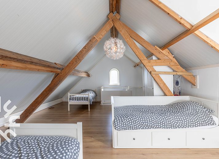 Spielplatz am Ferienhaus NH225 in Loosdrecht, Nordholland mit gruener Umgebung.