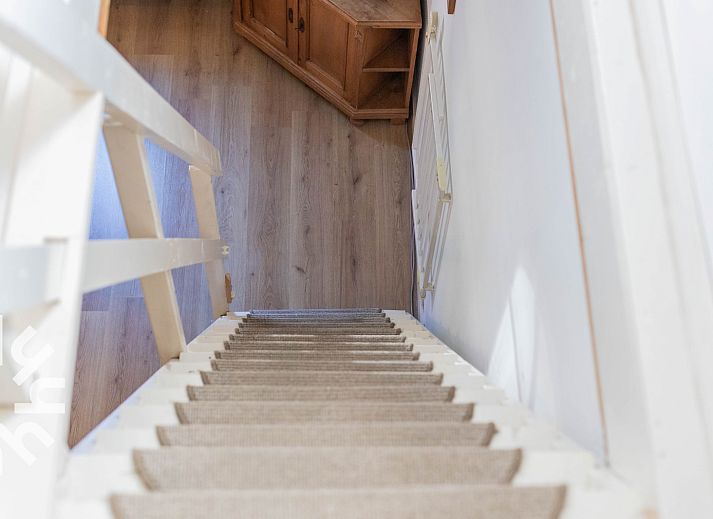 Spielplatz am Ferienhaus NH225 in Loosdrecht, Nordholland mit gruener Umgebung.