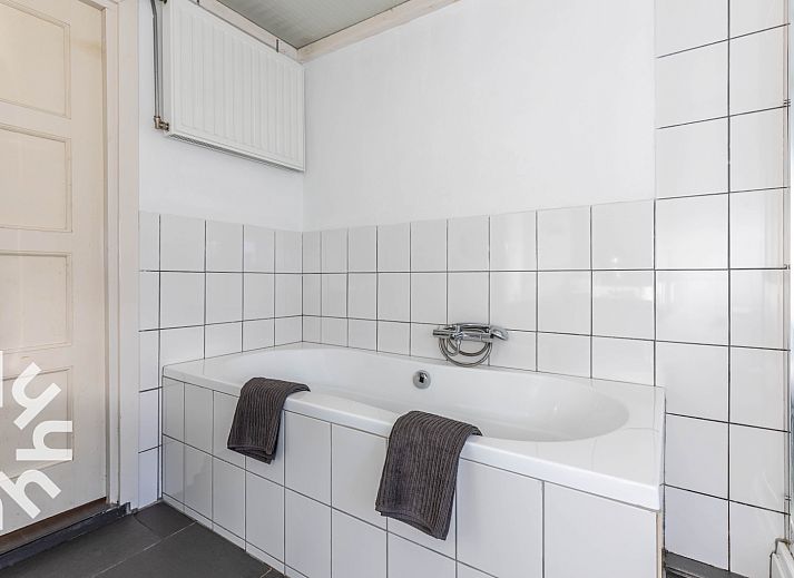 Ruhiger See mit Seerosen in der Naehe des Ferienhauses NH225 in Loosdrecht, Nordholland.