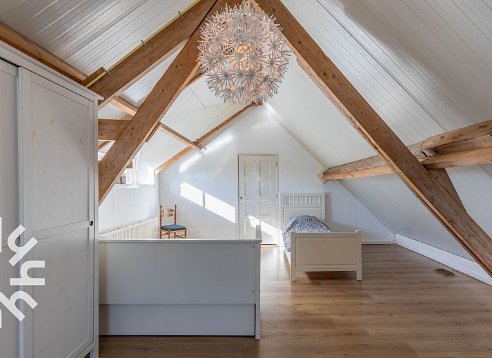 Ruhiger See mit Seerosen in der Naehe des Ferienhauses NH225 in Loosdrecht, Nordholland.