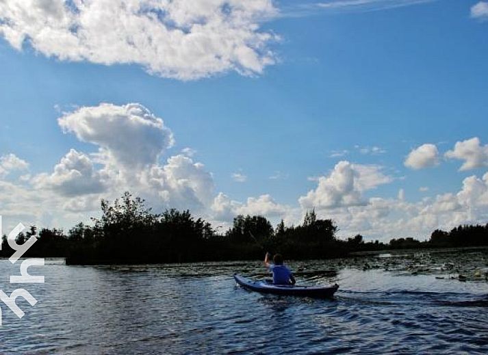 Ruhiger See mit Seerosen in der Naehe des Ferienhauses NH225 in Loosdrecht, Nordholland.