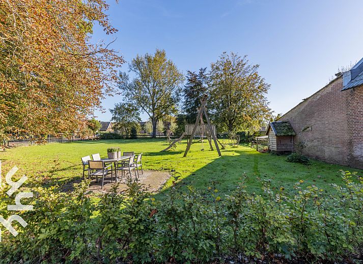 Aussicht ueber gruene Felder im Ferienhaus NH225 in Loosdrecht, Nordholland.