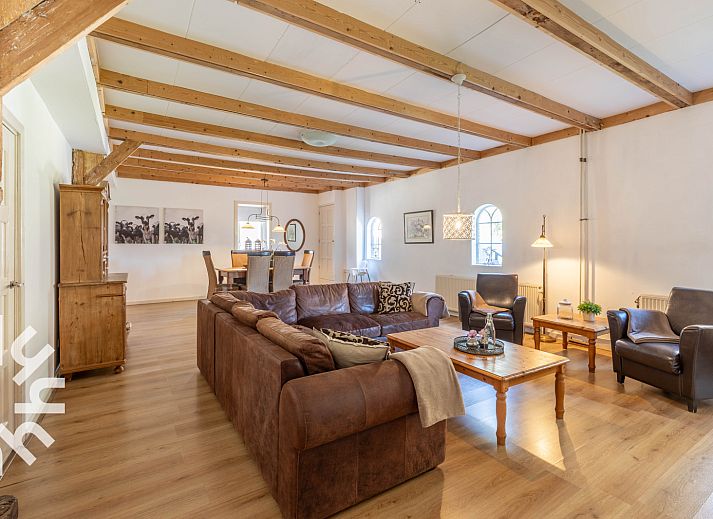 Aussicht ueber gruene Felder im Ferienhaus NH225 in Loosdrecht, Nordholland.