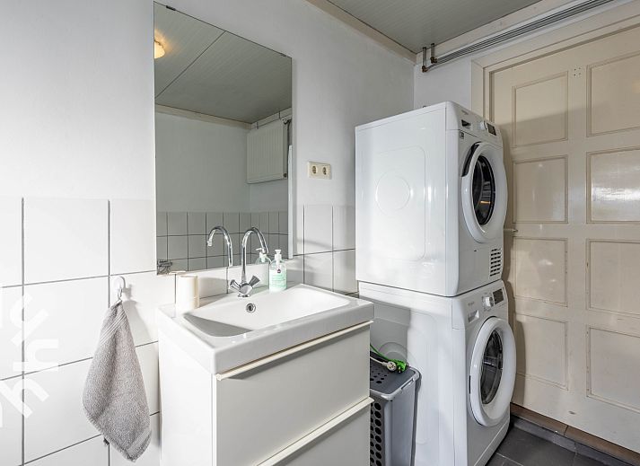 Schlafzimmer mit zwei Betten im Ferienhaus NH225 in Loosdrecht, Nordholland.