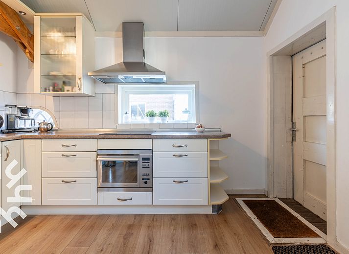 Schlafzimmer mit zwei Betten im Ferienhaus NH225 in Loosdrecht, Nordholland.