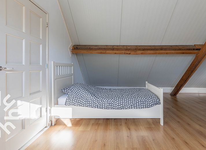 Schlafzimmer mit zwei Betten im Ferienhaus NH225 in Loosdrecht, Nordholland.