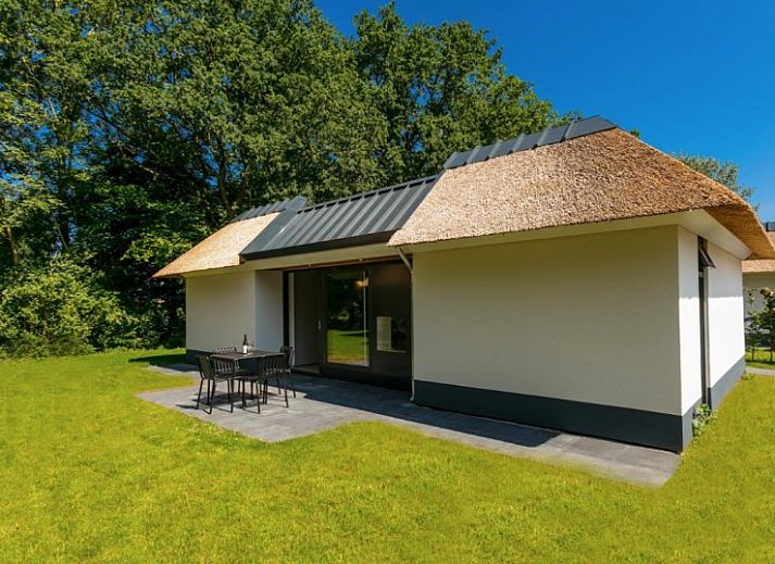 4-persoons Trompenburgh vakantiehuis met rieten dak in Loosdrecht, Noord-Holland, omgeven door groen en rust.