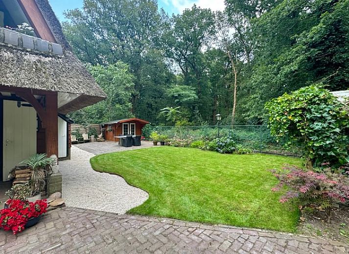 Charmant vakantiehuisje in Naarden met rieten dak in Noord-Holland zuid, ideaal voor een ontspannen verblijf.